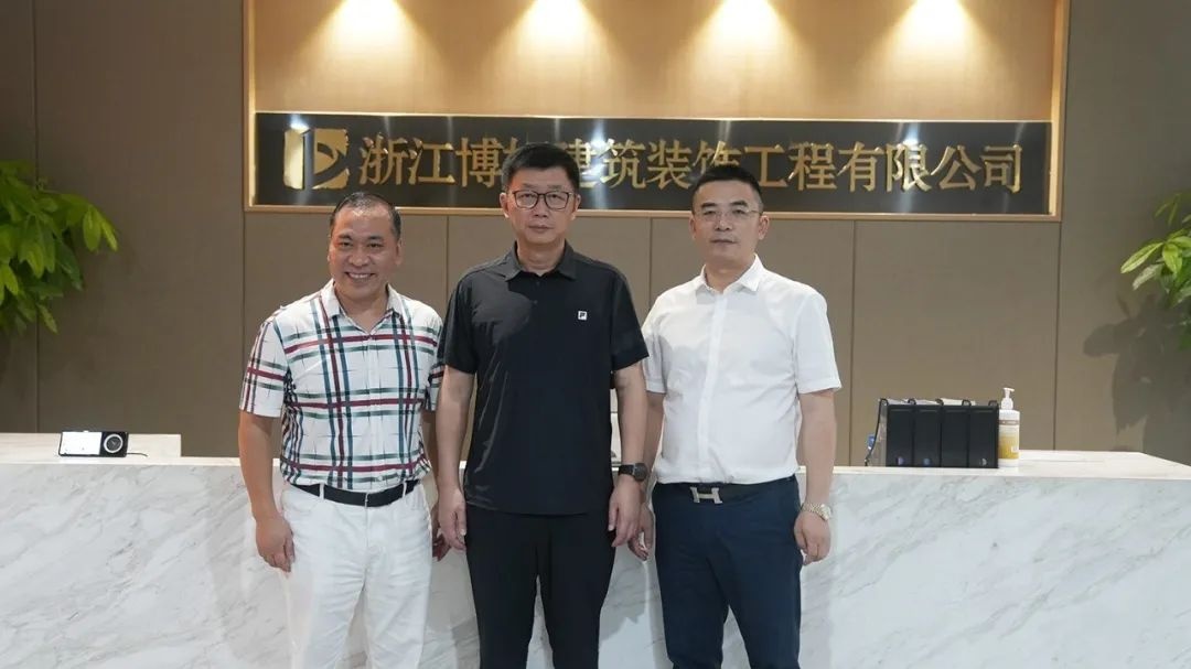 熱烈歡迎中華民族貿(mào)易促進(jìn)會藍(lán)軍會長、國醫(yī)葉瑋豪一行蒞臨博妍裝飾參觀指導(dǎo)